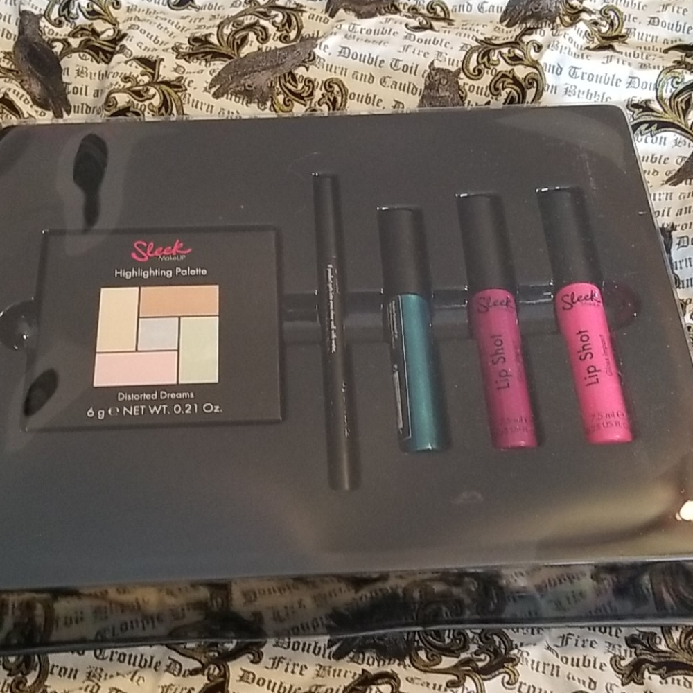 Sleek x Miss Fame makeup kit